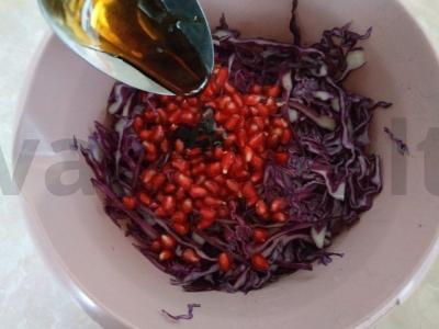 Sotūs sultingas salotas iš raudonos kopūsto, svogūno ir granato pagrindine nuotrauka