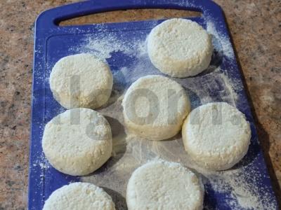 Baltyminiai varškėčiai su vyšniomis Žingsnis 3