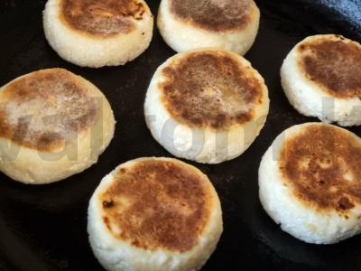 Baltyminiai varškėčiai su vyšniomis Žingsnis 4