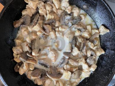 Vištienos filė su pievagrybiais grietinėlės-sojų padaže Žingsnis 3