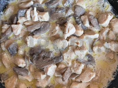 Vištienos filė su pievagrybiais grietinėlės-sojų padaže pagrindine nuotrauka