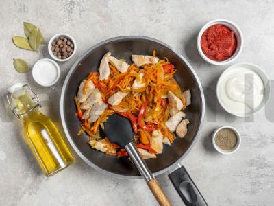 Troškinta kalakutiena su daržovėmis grietinės-tomato padaže Žingsnis 1