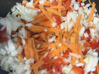 Vištienos širdelės pomidorų padaže Žingsnis 1