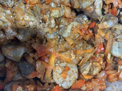 Vištienos širdelės pomidorų padaže Žingsnis 2