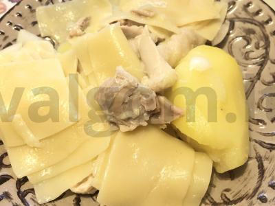 Beshbarmakas su vištienos šlaunelėmis pagrindine nuotrauka