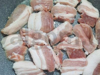 Kiaulienos krūtinėlė su bulvėmis ir svogūnais Žingsnis 3