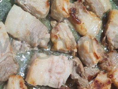 Kiaulienos krūtinėlė su bulvėmis ir svogūnais Žingsnis 4