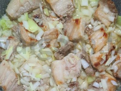 Kiaulienos krūtinėlė su bulvėmis ir svogūnais Žingsnis 5