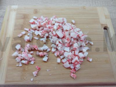 Salotos su krabų lazdelėmis ir grietinės padažu Žingsnis 1