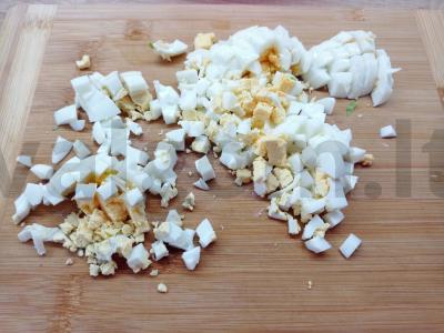 Salotos su krabų lazdelėmis ir grietinės padažu Žingsnis 3