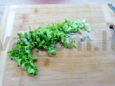 Salotos su krabų lazdelėmis ir grietinės padažu Žingsnis 4