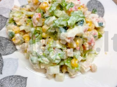 Salotos su krabų lazdelėmis ir grietinės padažu pagrindine nuotrauka