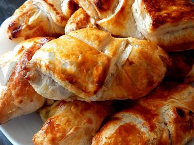 Sluoksniuotos tešlos pyragėliai su tunu pagrindine nuotrauka