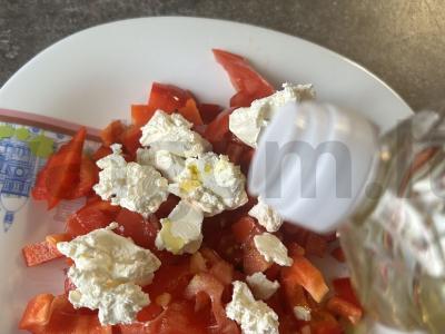 Salotas „Daržovių antplūdis“ su varškės sūriu ir avokadų aliejumi Žingsnis 6