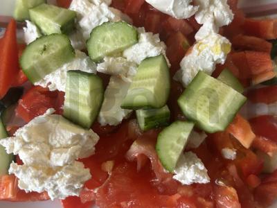 Salotas „Daržovių antplūdis“ su varškės sūriu ir avokadų aliejumi Žingsnis 7