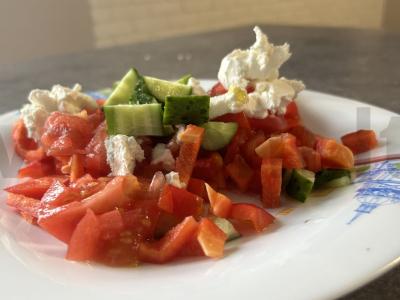 Salotas „Daržovių antplūdis“ su varškės sūriu ir avokadų aliejumi pagrindine nuotrauka