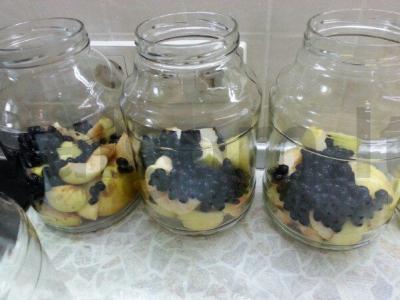 Obuolių kompotas su juodųjų serbentų Žingsnis 1