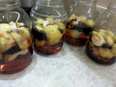 Obuolių kompotas su juodųjų serbentų Žingsnis 2