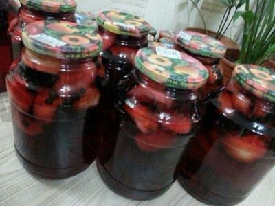 Obuolių kompotas su juodųjų serbentų pagrindine nuotrauka