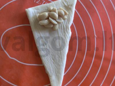 Žemės riešutų kruasanai su sirupu Žingsnis 5