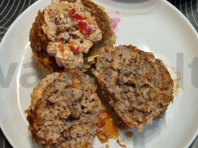 Grikių kotletai su pomidorais ir prieskoniais pagrindine nuotrauka