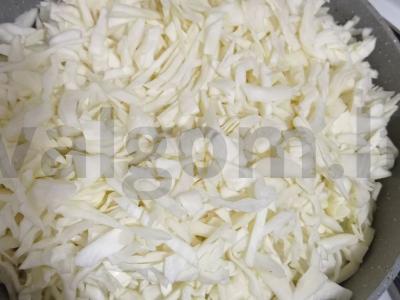 Kopūstai, troškinti su sūdytais pomidorais Žingsnis 1