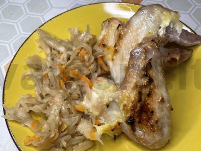 Česnakiniai vištienos sparneliai ant grotelių pagrindine nuotrauka