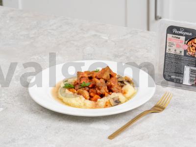 Guliašas su bulvių koše ir padažu pagrindine nuotrauka