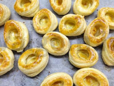 Įspūdingi sluoksniuoti volovanai su avokado, sūrio ir lašišos įdaru Žingsnis 1