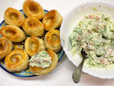 Įspūdingi sluoksniuoti volovanai su avokado, sūrio ir lašišos įdaru Žingsnis 3