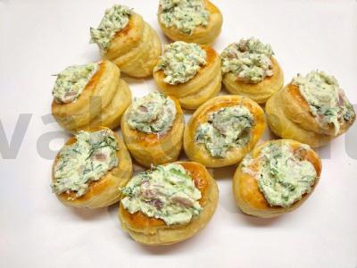 Įspūdingi sluoksniuoti volovanai su avokado, sūrio ir lašišos įdaru pagrindine nuotrauka