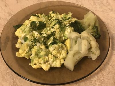 Kiaušinienė su cukinija ir daržovėmis pagrindine nuotrauka