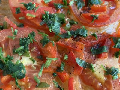 Pica su pomidorais, paprika ir majonezu pagrindine nuotrauka