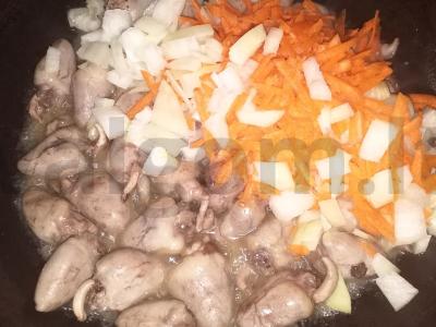 Vištienos širdelės su žaliu žirneliu Žingsnis 3