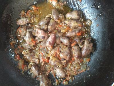 Vištienos širdelės su žaliu žirneliu Žingsnis 4