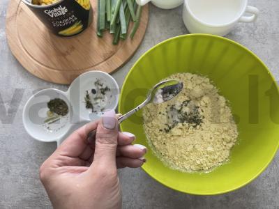 Kikerių miltų blynai su konservuotais kukurūzais Žingsnis 1