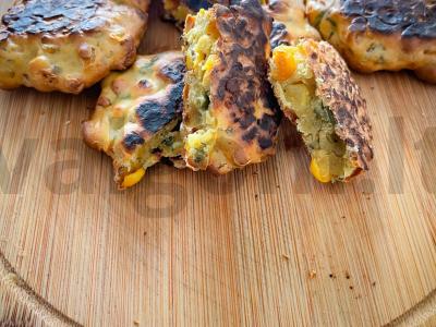 Kikerių miltų blynai su konservuotais kukurūzais pagrindine nuotrauka