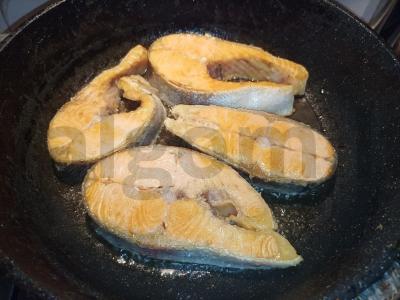 Skani lašiša, kepta grietinėlėje ir sūryje padaže Žingsnis 1