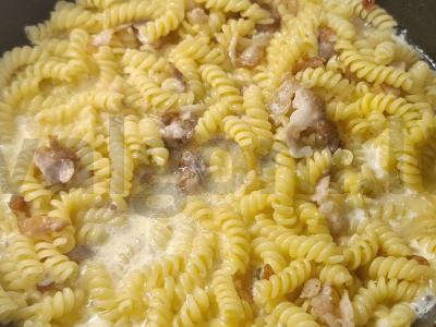 Pasta karbonara su bekonu, grietinėmis ir česnaku Žingsnis 5