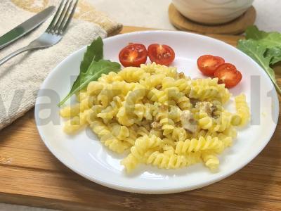 Pasta karbonara su bekonu, grietinėmis ir česnaku pagrindine nuotrauka