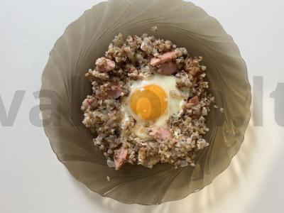 Sotūs kiaušinienė su grikių koše pagrindine nuotrauka