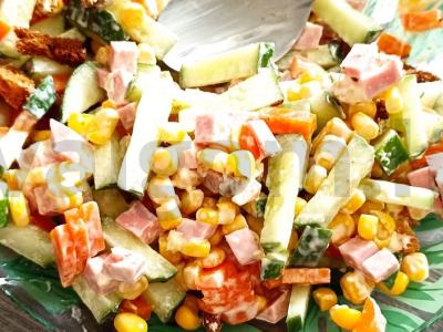 Salotas su skrudintais duoneliais ir dešra pagrindine nuotrauka