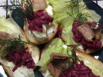 Skumbrijos ir burokėlių tostai pagrindine nuotrauka