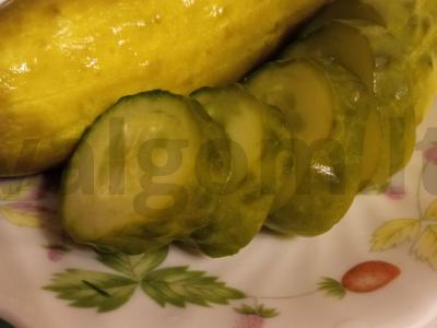 Sūdyti agurkai pagrindine nuotrauka