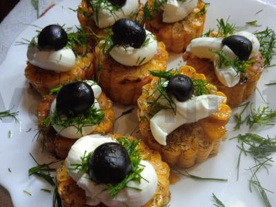 Kukurūza su česnaku, varškės sūriu ir alyvuogėmis pagrindine nuotrauka