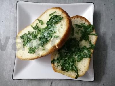 Petersenų ir česnako bandelė pagrindine nuotrauka