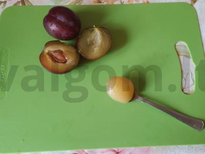 Vasaros kokteilis su slyvomis, medumi ir mineraliniu vandeniu Žingsnis 1