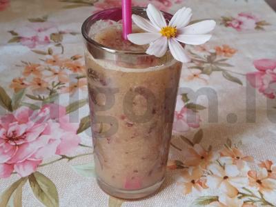 Vasaros kokteilis su slyvomis, medumi ir mineraliniu vandeniu pagrindine nuotrauka