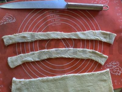 Sluoksniuota vamzdelis su vištiena ir svogūnais Žingsnis 1