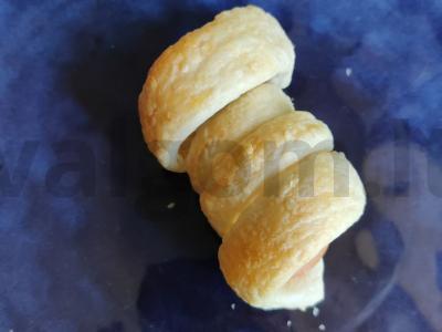 Sluoksniuota vamzdelis su vištiena ir svogūnais pagrindine nuotrauka